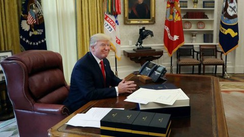 10 tiết lộ gây sốc trong quyển sách về ông Trump - Ảnh 1. 10 tiết lộ gây sốc trong quyển sách về ông Trump - Ảnh 1.