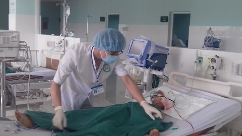 Đang bế em bị đạn bắn xuyên thái dương - Ảnh 1. Đang bế em bị đạn bắn xuyên thái dương - Ảnh 1.