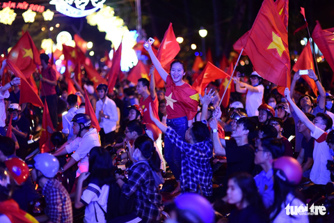 Mỹ Tâm, Đàm Vĩnh Hưng cầm cờ đi bão mừng chiến thắng U-23 VN - Ảnh 6. Mỹ Tâm, Đàm Vĩnh Hưng cầm cờ đi bão mừng chiến thắng U-23 VN - Ảnh 6.