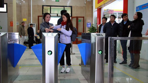 Đề nghị khắc phục sự cố cổng soát vé ở ga Hà Nội “cà giật” - Ảnh 1. Đề nghị khắc phục sự cố cổng soát vé ở ga Hà Nội “cà giật” - Ảnh 1.