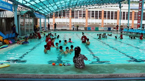 Huấn luyện viên Úc dạy trẻ Việt bơi lội, phòng chống đuối nước - Ảnh 3. Huấn luyện viên Úc dạy trẻ Việt bơi lội, phòng chống đuối nước - Ảnh 3.