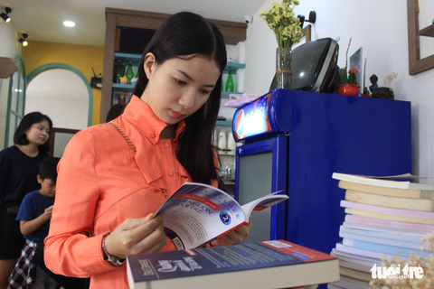 Ngày đẹp trời đi chợ sách xuân - Ảnh 4.
