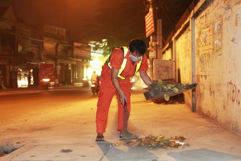 Những người mưu sinh trong khoảnh khắc đón năm mới 2018 - Ảnh 3. Những người mưu sinh trong khoảnh khắc đón năm mới 2018 - Ảnh 3.