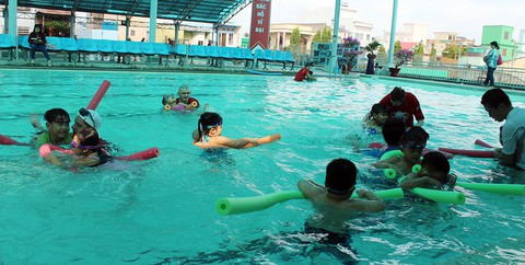 Huấn luyện viên Úc dạy trẻ Việt bơi lội, phòng chống đuối nước - Ảnh 2. Huấn luyện viên Úc dạy trẻ Việt bơi lội, phòng chống đuối nước - Ảnh 2.