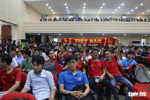Người hâm mộ cuồng nhiệt cùng U23 Việt Nam trong trận bán kết lịch sử - Ảnh 9. Người hâm mộ cuồng nhiệt cùng U23 Việt Nam trong trận bán kết lịch sử - Ảnh 9.