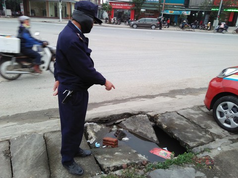 Bất an với nắp cống, ổ gà trên quốc lộ 1 - Ảnh 1. Bất an với nắp cống, ổ gà trên quốc lộ 1 - Ảnh 1.