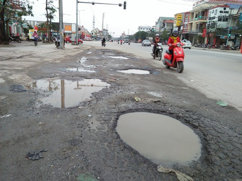 Bất an với nắp cống, ổ gà trên quốc lộ 1 - Ảnh 4. Bất an với nắp cống, ổ gà trên quốc lộ 1 - Ảnh 4.