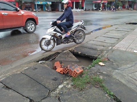 Bất an với nắp cống, ổ gà trên quốc lộ 1 - Ảnh 2. Bất an với nắp cống, ổ gà trên quốc lộ 1 - Ảnh 2.