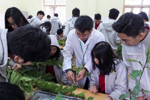 Tiết học đầy nước mắt giữa Trường Sơn - Ảnh 2. Tiết học đầy nước mắt giữa Trường Sơn - Ảnh 2.