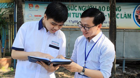 Rưng rưng cậu học trò không để hoàn cảnh làm mình gục ngã - Ảnh 1. Rưng rưng cậu học trò không để hoàn cảnh làm mình gục ngã - Ảnh 1.