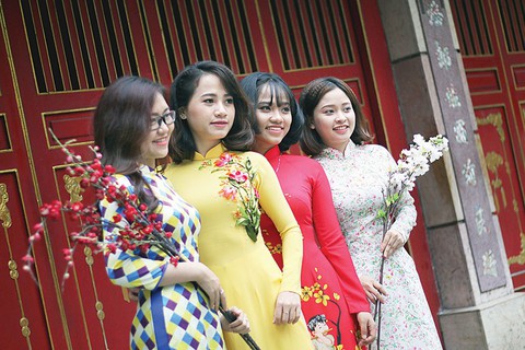 Giới trẻ Sài Gòn diện áo dài chụp hình đón xuân - Ảnh 1. Giới trẻ Sài Gòn diện áo dài chụp hình đón xuân - Ảnh 1.