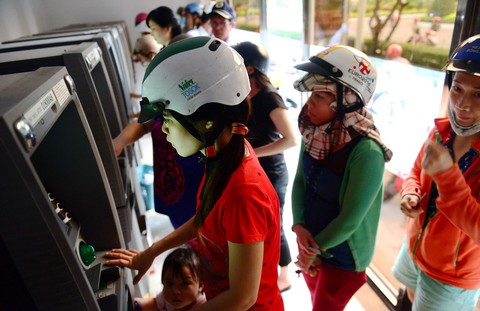 Ngân hàng tìm cách chống ATM thất thủ cao điểm Tết - Ảnh 1. Ngân hàng tìm cách chống ATM thất thủ cao điểm Tết - Ảnh 1.