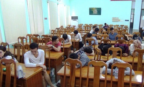 Phá sòng bạc thuê gái đẹp, nữ sinh phục vụ đại gia đánh bạc - Ảnh 5. Phá sòng bạc thuê gái đẹp, nữ sinh phục vụ đại gia đánh bạc - Ảnh 5.