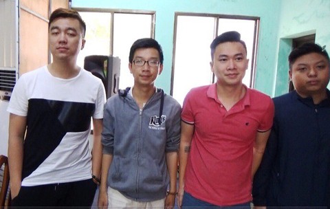 Phá sòng bạc thuê gái đẹp, nữ sinh phục vụ đại gia đánh bạc - Ảnh 1. Phá sòng bạc thuê gái đẹp, nữ sinh phục vụ đại gia đánh bạc - Ảnh 1.