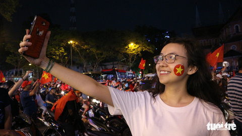 Bạn trẻ bán cờ, in áo Mình thích thì mình vào chung kết thôi - Ảnh 3. Bạn trẻ bán cờ, in áo Mình thích thì mình vào chung kết thôi - Ảnh 3.