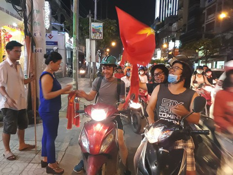 Doanh nghiệp bão sale khi U-23 VN vô chung kết - Ảnh 1. Doanh nghiệp bão sale khi U-23 VN vô chung kết - Ảnh 1.