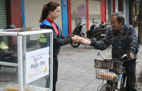 Ổ bánh mì tình nghĩa của cô gái 9x - Ảnh 1. Ổ bánh mì tình nghĩa của cô gái 9x - Ảnh 1.