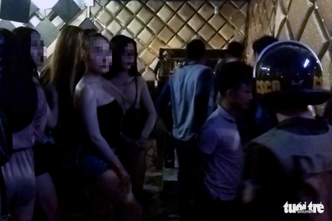 Lại phát hiện 80 thanh niên dính ma túy trong bar ở Biên Hòa - Ảnh 3. Lại phát hiện 80 thanh niên dính ma túy trong bar ở Biên Hòa - Ảnh 3.