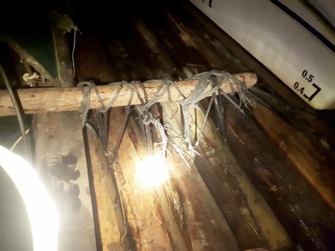 Cảnh sát nổ súng khống chế ghe máy chở gỗ lậu - Ảnh 2. Cảnh sát nổ súng khống chế ghe máy chở gỗ lậu - Ảnh 2.