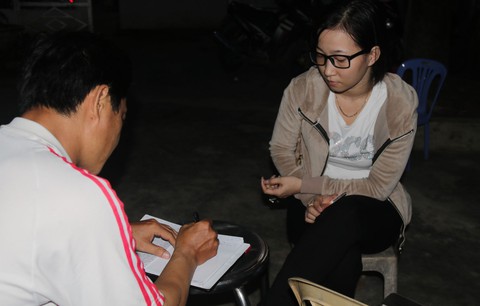 Bé gái nghi bị dí sắt nung đã nghỉ học, vẫn ở với cha - Ảnh 2. Bé gái nghi bị dí sắt nung đã nghỉ học, vẫn ở với cha - Ảnh 2.