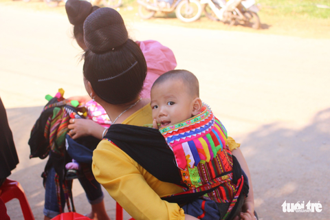 Những em bé lớn lên trên lưng mẹ - Ảnh 1. Những em bé lớn lên trên lưng mẹ - Ảnh 1.