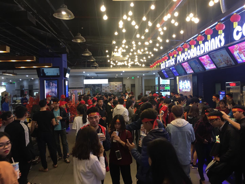 Người hâm mộ cuồng nhiệt cùng U23 Việt Nam trong trận bán kết lịch sử - Ảnh 16. Người hâm mộ cuồng nhiệt cùng U23 Việt Nam trong trận bán kết lịch sử - Ảnh 16.
