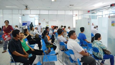 Chậm có thẻ BHYT mới, người bệnh bị hành - Ảnh 1. Chậm có thẻ BHYT mới, người bệnh bị hành - Ảnh 1.