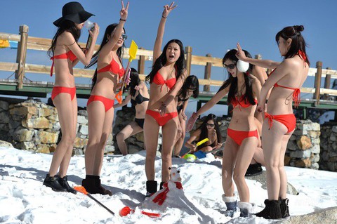 Phụ nữ mặc bikini tắm tuyết - Ảnh 4. Phụ nữ mặc bikini tắm tuyết - Ảnh 4.