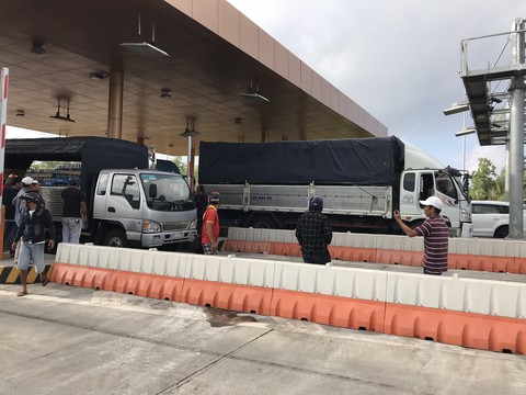 Trạm thu phí Sóc Trăng xả trạm - Ảnh 1. Trạm thu phí Sóc Trăng xả trạm - Ảnh 1.