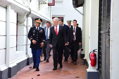 Bộ trưởng Quốc phòng Mỹ James Mattis đến Hà Nội - Ảnh 3. Bộ trưởng Quốc phòng Mỹ James Mattis đến Hà Nội - Ảnh 3.