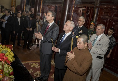 Một ngày của Bộ trưởng Quốc phòng Mỹ James Mattis ở Hà Nội - Ảnh 4. Một ngày của Bộ trưởng Quốc phòng Mỹ James Mattis ở Hà Nội - Ảnh 4.