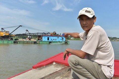 Lo sạt lở, hàng chục người dân phản ứng xáng cạp nạo vét cát - Ảnh 1. Lo sạt lở, hàng chục người dân phản ứng xáng cạp nạo vét cát - Ảnh 1.