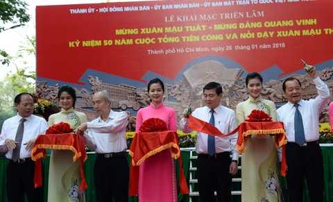 TP.HCM khai mạc triển lãm mừng Đảng, mừng Xuân - Ảnh 2. TP.HCM khai mạc triển lãm mừng Đảng, mừng Xuân - Ảnh 2.