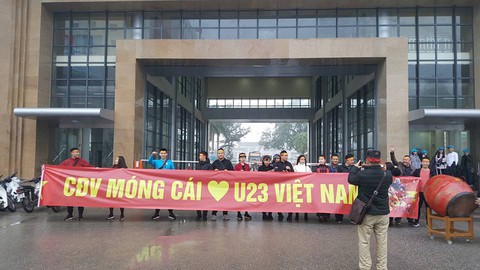 Cổ động viên Móng Cái lặn lội sang Thường Châu cổ vũ U23 Việt Nam - Ảnh 4. Cổ động viên Móng Cái lặn lội sang Thường Châu cổ vũ U23 Việt Nam - Ảnh 4.