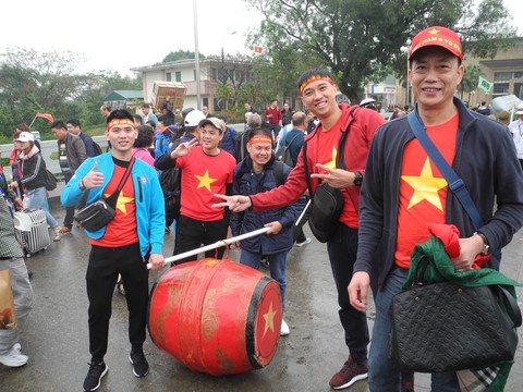 Cổ động viên Móng Cái lặn lội sang Thường Châu cổ vũ U23 Việt Nam - Ảnh 2. Cổ động viên Móng Cái lặn lội sang Thường Châu cổ vũ U23 Việt Nam - Ảnh 2.