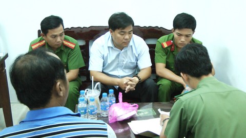 Phó chi cục quản lý thị trường bảo kê phân bón được tại ngoại - Ảnh 1. Phó chi cục quản lý thị trường bảo kê phân bón được tại ngoại - Ảnh 1.