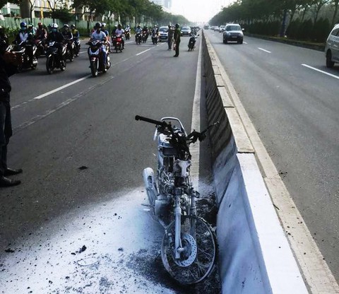 Xe máy bốc cháy ngùn ngụt trên Xa lộ Hà Nội - Ảnh 2. Xe máy bốc cháy ngùn ngụt trên Xa lộ Hà Nội - Ảnh 2.