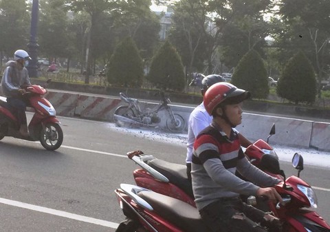 Xe máy bốc cháy ngùn ngụt trên Xa lộ Hà Nội - Ảnh 3. Xe máy bốc cháy ngùn ngụt trên Xa lộ Hà Nội - Ảnh 3.
