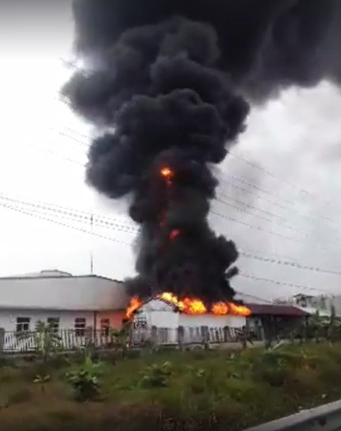 Cháy công ty giày da tại khu công nghiệp Tân Liên - Ảnh 2. Cháy công ty giày da tại khu công nghiệp Tân Liên - Ảnh 2.