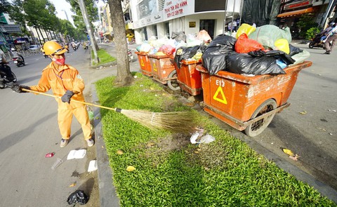 Công nhân vệ sinh ngày càng khốn khó - Ảnh 4. Công nhân vệ sinh ngày càng khốn khó - Ảnh 4.
