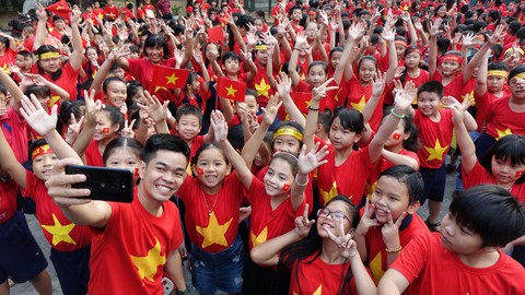 Học trò TP.HCM xếp hình tim, hình bản đồ cổ vũ U23 Việt Nam - Ảnh 5. Học trò TP.HCM xếp hình tim, hình bản đồ cổ vũ U23 Việt Nam - Ảnh 5.