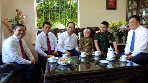 Chủ tịch nước chúc Tết cảnh sát biển, Mẹ Việt Nam Anh hùng - Ảnh 2. Chủ tịch nước chúc Tết cảnh sát biển, Mẹ Việt Nam Anh hùng - Ảnh 2.