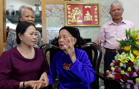 Chúc thọ 70 cụ già tròn 100 tuổi - Ảnh 1. Chúc thọ 70 cụ già tròn 100 tuổi - Ảnh 1.