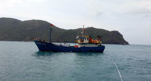 Cứu tàu cá vỏ thép và 9 ngư dân gặp sự cố ngoài khơi Côn Đảo - Ảnh 2. Cứu tàu cá vỏ thép và 9 ngư dân gặp sự cố ngoài khơi Côn Đảo - Ảnh 2.
