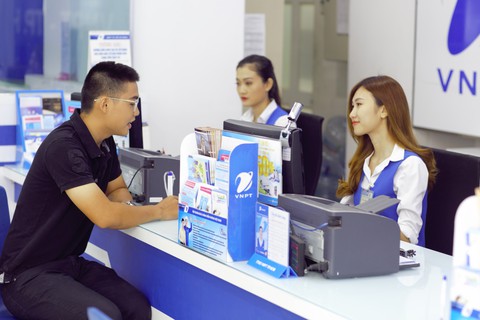 Dùng VinaPhone cơ hội trúng Mercedes E250 - Ảnh 1. Dùng VinaPhone cơ hội trúng Mercedes E250 - Ảnh 1.