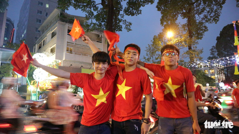 Bạn trẻ bán cờ, in áo Mình thích thì mình vào chung kết thôi - Ảnh 6. Bạn trẻ bán cờ, in áo Mình thích thì mình vào chung kết thôi - Ảnh 6.
