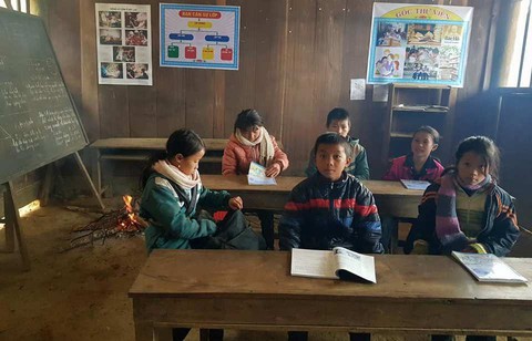 Trời rét, học sinh Nghệ An đốt củi sưởi ấm ngay trong lớp - Ảnh 1. Trời rét, học sinh Nghệ An đốt củi sưởi ấm ngay trong lớp - Ảnh 1.