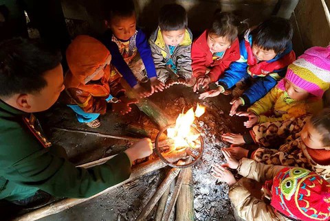 Trời rét, học sinh Nghệ An đốt củi sưởi ấm ngay trong lớp - Ảnh 2. Trời rét, học sinh Nghệ An đốt củi sưởi ấm ngay trong lớp - Ảnh 2.