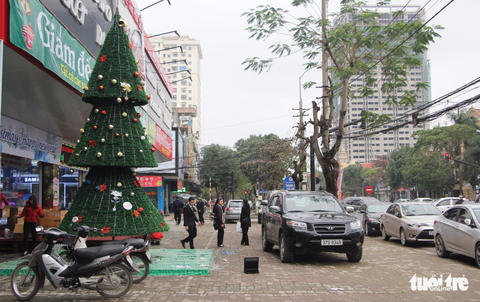 TP Vinh tiếp tục giành vỉa hè cho người đi bộ - Ảnh 1. TP Vinh tiếp tục giành vỉa hè cho người đi bộ - Ảnh 1.