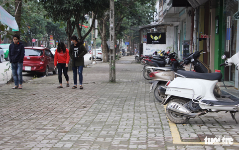TP Vinh tiếp tục giành vỉa hè cho người đi bộ - Ảnh 5. TP Vinh tiếp tục giành vỉa hè cho người đi bộ - Ảnh 5.